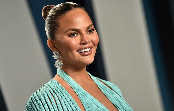Chrissy Teigen v šatech