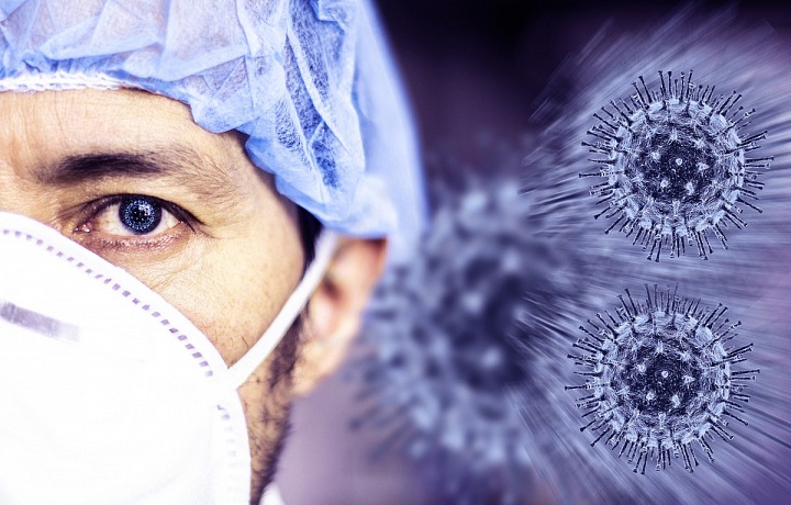 Mužský obličej v roušce s viry v pozadí