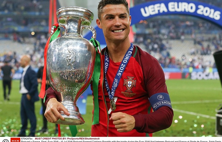 Cristiano Ronaldo s trofejí pro vítěze Mistrovství Evropy 2016