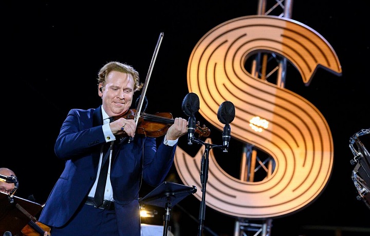 Detail Daniela Hopea, jak hraje na housle