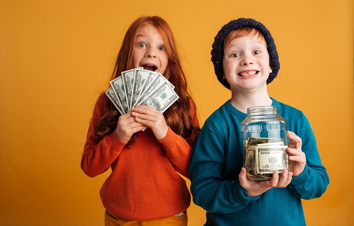 Děti drží v ruce peníze. 