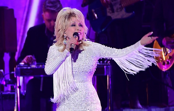 Dolly Parton během koncertu