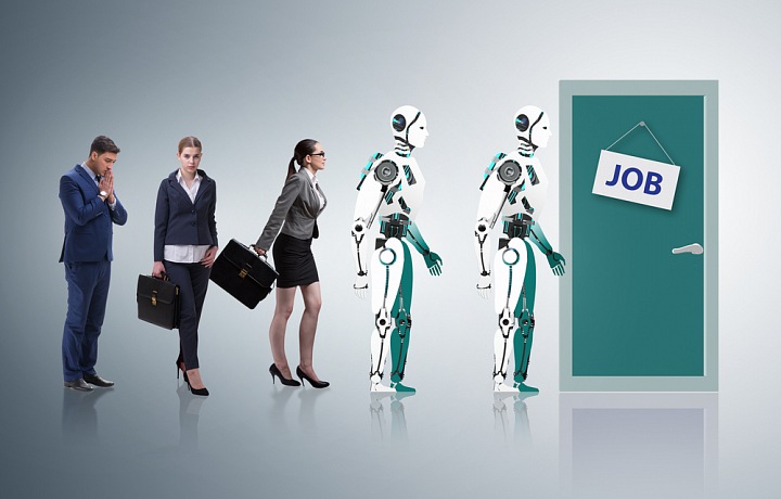 Dvě ženy, muž a robot jdou žádat o práci