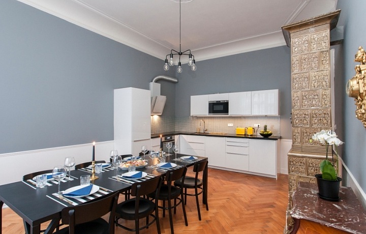 Jídelna s historickými kamny