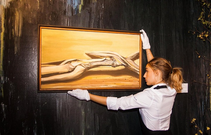 lustrační obrázek: Žena drží obraz