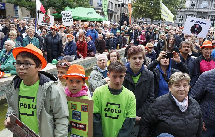 Na záver predvolebnej kampane sa napríklad voliči SPOLU oblekli do tovaru danej strany.