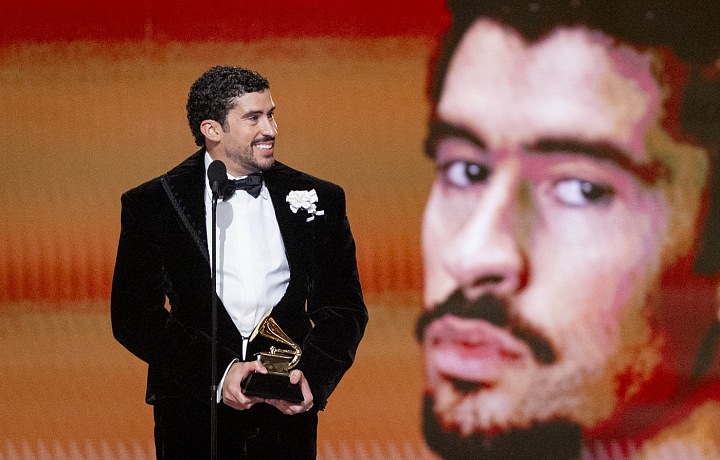 Bad Bunny preberá cenu za najlepší album
