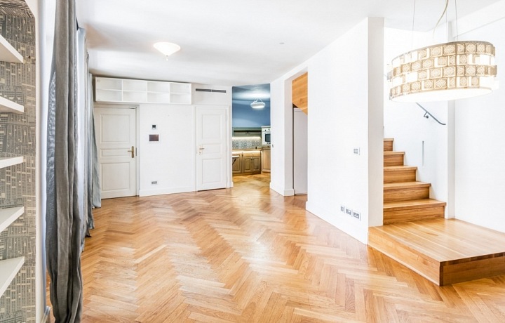 Rozlehlá předsíň bytu na Malé Straně