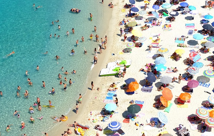 Talianske pláže sú v lete napchaté až po okraj
