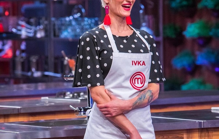 Ivka Sarauerová v zástěře v pořadu Masterchef