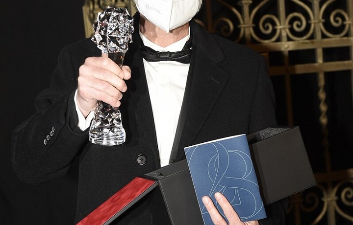 Ivan Trojan se soškou Českého lva