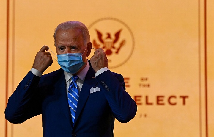 Nastupující americký prezident Joe Biden s rouškou