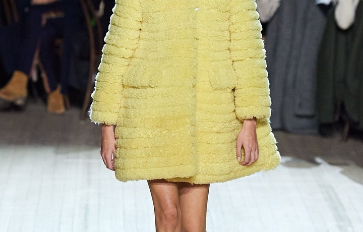 Kaia Gerber ve žlutém modelu Marc Jacobs FW 2020/21