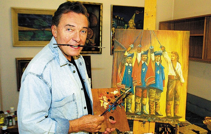Karel Gott maluje obraz.