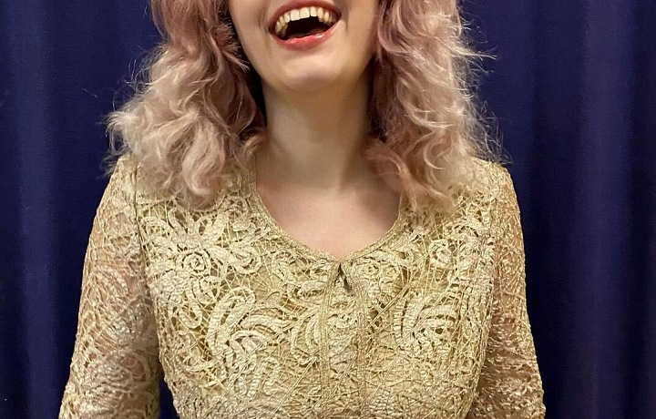 Karin Ann v dobových zlatých šatech. 