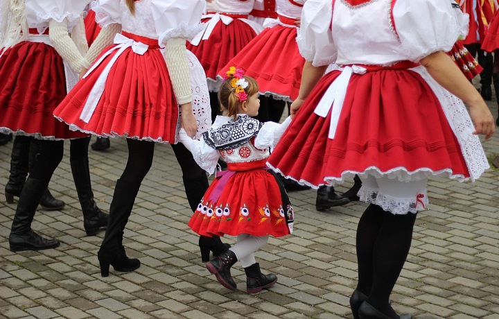 Tradiční vyšívané kroje