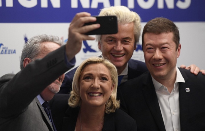 Marine Le Penová a Tomio Okamura