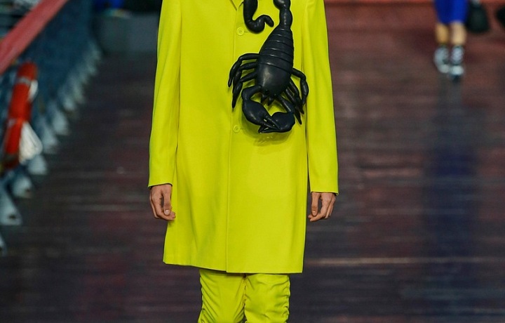 Muž v obleku se štírem na přehlídce Louis Vuitton SS 2021