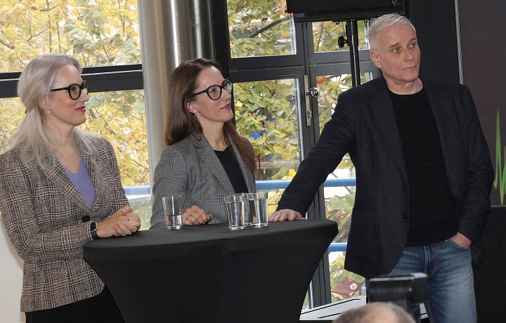 Lukáš Vaculík a sestry Bártové predstavujú seriál Nočný operátor.
