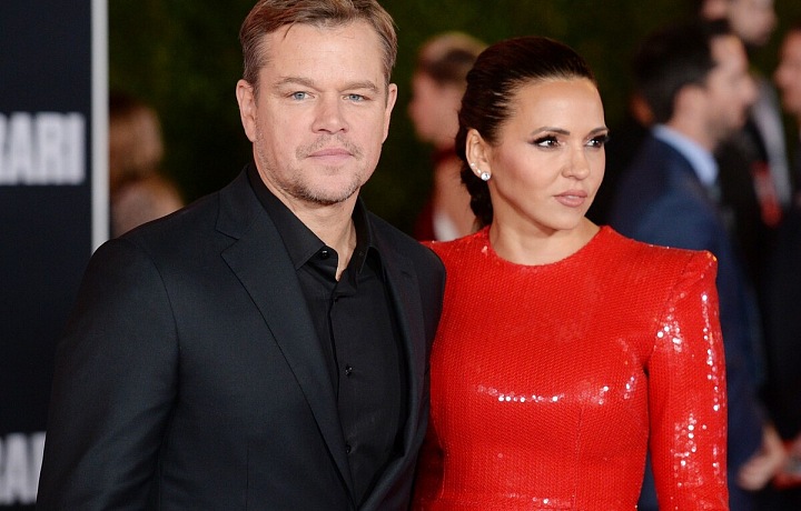 Matt Damon v černém obleku se svou ženou v rudých šatech