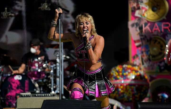 Miley Cyrus na Super Bowlu. 