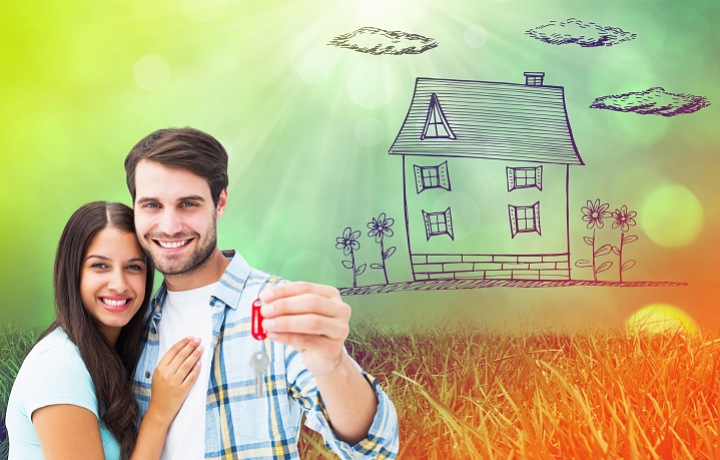 Mladý pár s kľúčmi od domu