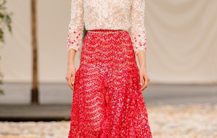 Modelka na přehlídce Chanel haute couture Spring 2021