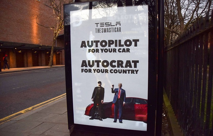 Leták kritizujúci Muska, Trumpa aj automobily Tesla.