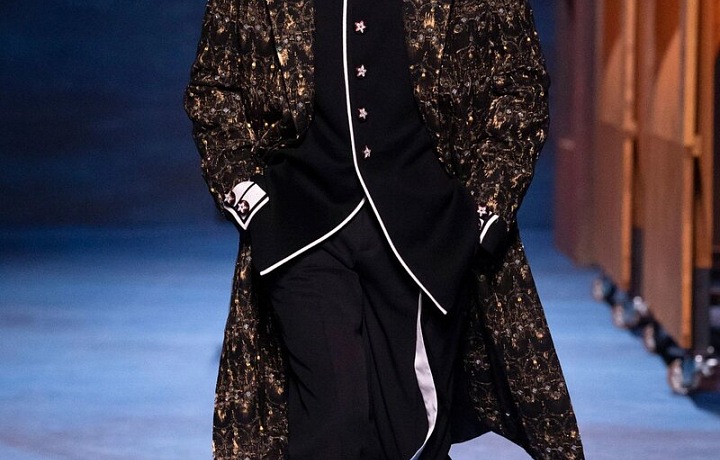 Muž na přehlídce Dior FW2021