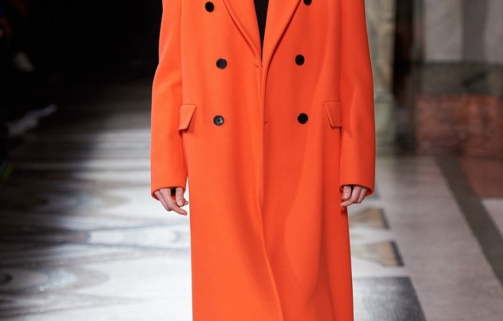 Muž v červeném kabátu Berluti