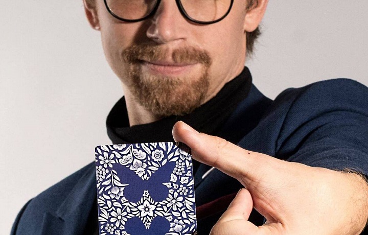 Ondřej Pšenička a jeho karty, které vyrábí.