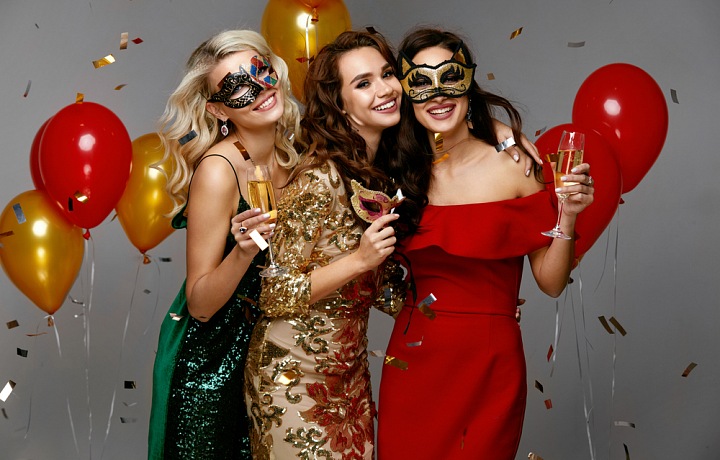 Tři oslavující veselé dívky. 