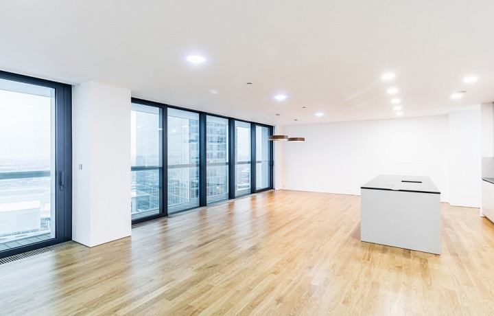 Prostorná kuchyň propojená s obývacím pokojem.