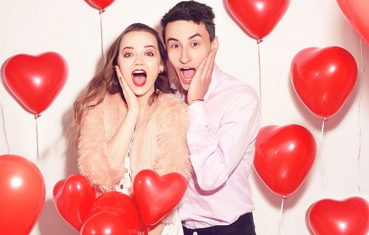 Pár mezi nafukovacími srdíčky.