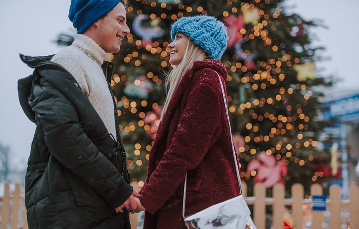 Pár u vánočního stromečku. 