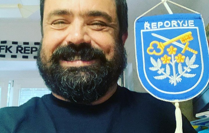 Pavel Novotný s vlajkou Řeporyjí