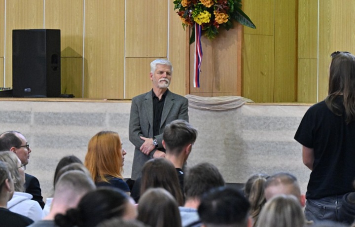 Prezident Petr Pavel debatoval so študentmi Strednej odbornej školy Znojmo