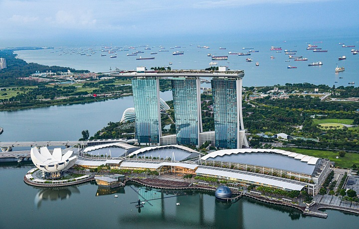 Marina Bay Sands v Singapure pri pohľade z lietadla.