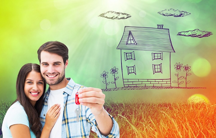 Mladý pár krásných lidí s klíčem od vysněného domu