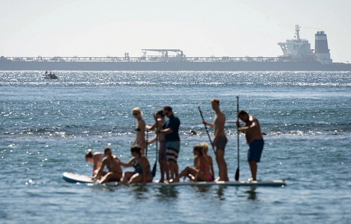 Tankery s ropou se pohybují na volném moři
