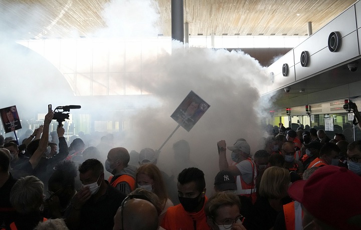 Takto vypadala stávka na pařížském letišti v roce 2021.