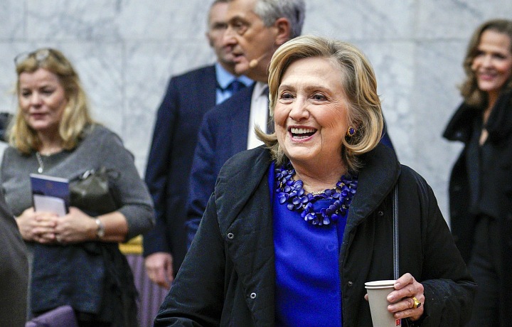 Clintonová se bude vyjadřovat k případu Epstein