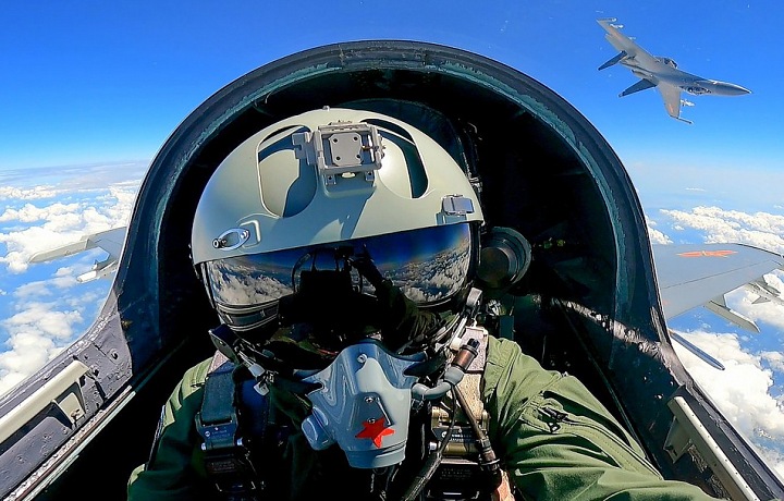 Lietadlá sú v blízkosti ostrova