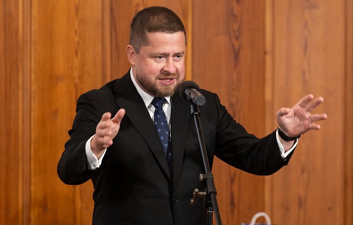 Guvernér zostáva opatrný
