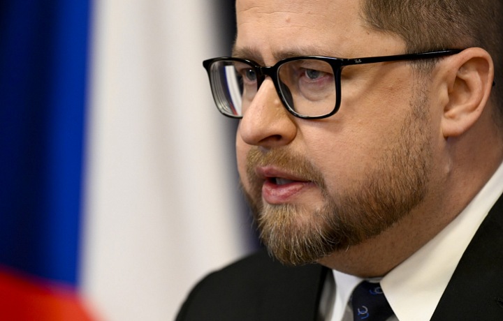 Guvernér zostáva vo svojich predpovediach opatrný
