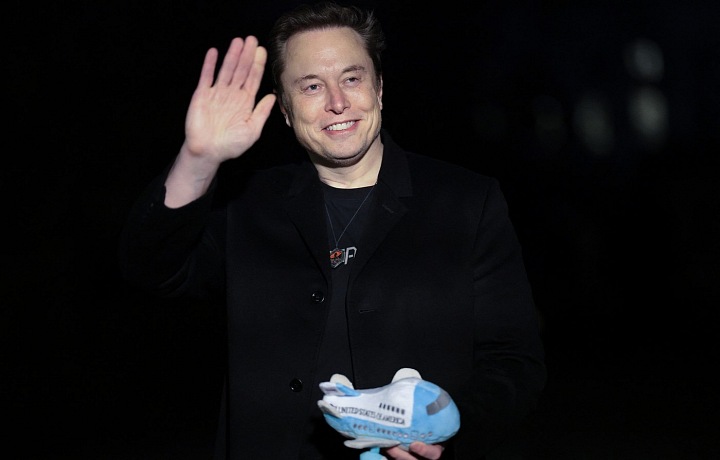 Elon Musk prichádza do Bielého domu v februári 2025
