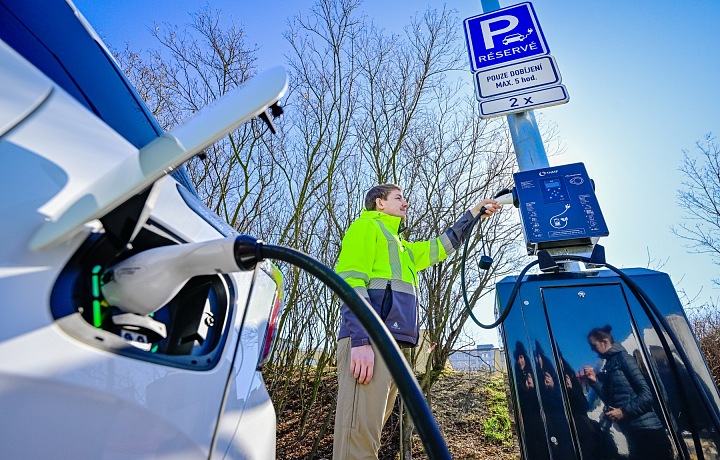 Dobíjacia stanica v rámci pouličného osvetlenia v Prahe