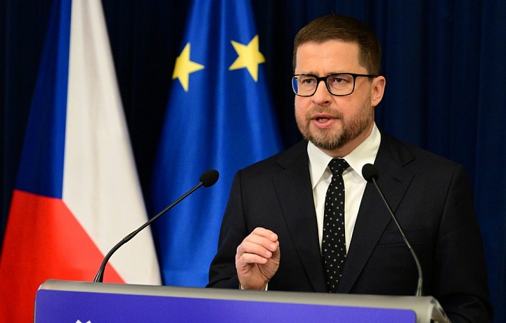 S guvernérom hlasovalo za ponechanie sadzby ďalších šesť členov bankovej rady