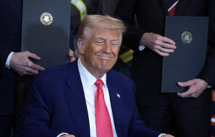 Americký prezident si zatiaľ nové clá chváli
