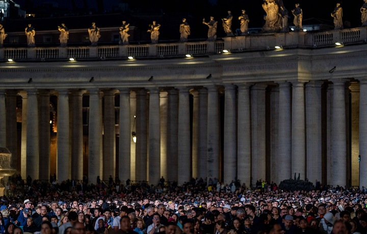 Na rozhodnutie čakajú davy veriacich
